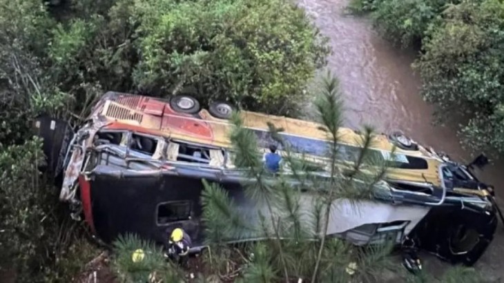 Tragedia en Misiones: un micro cayó desde un puente tras chocar y dejó al menos dos muertos